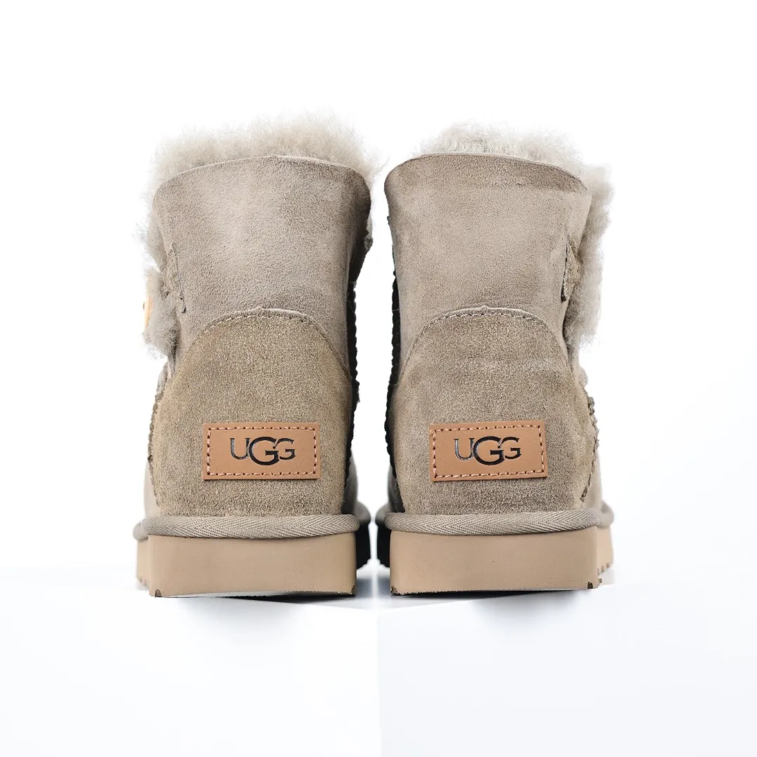 Pick up locally 💰540 The core recommendation is good price UGG basic Bailey twist style Xiaohongshu hot style Henan Longfeng leather production Sheepskin integrated top quality in the market 2-3 cm cashmere insole to keep warm in winter and a very suitable choice for home use UUG has launched a style series in the new year, which is partially geared towards the preferences of young consumers and has also moved to the forefront of fashion trends. Shoe body material Water-repellent coated suede upper 17mm UGGPURE™ implanted wool insole Lightweight non-slip comfortable rubber outsole With brand LOGO Trademark Comes with full packaging Size: 35 36 37 38 39 40